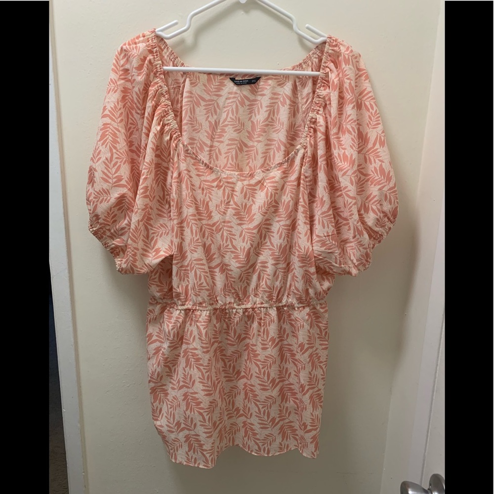 Cute top with pink leaf detail